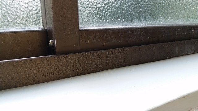 Condensazione sui bordi di una finestra. Condensa, acqua, gocce. Quiz Idrosfera.