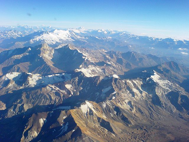 Cordigliera delle Ande vista da un aereo, in estate. Montagna.