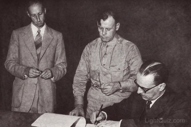 Il generale Giuseppe Castellano firma l’armistizio per conto del governo Badoglio, 1943
