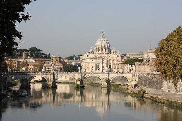 Fiume Tevere attraversa Roma, ponte, cittÃ  del Vaticano.