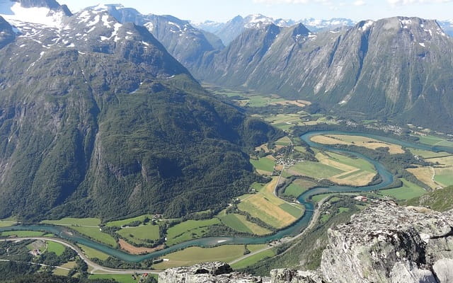 Fiume e motagne viste dall'alto, natura, Norvegia.