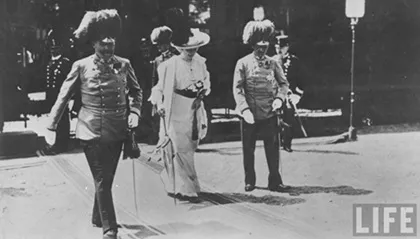 Francesco Ferdinando e sua moglie Sofia alla stazione di Sarajevo il 18 giugno 1914