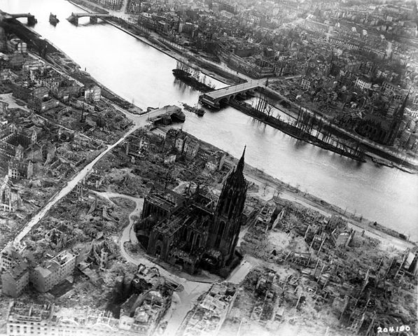 Bombardamenti aerei su Francoforte durante la seconda guerra mondiale, città distrutta.