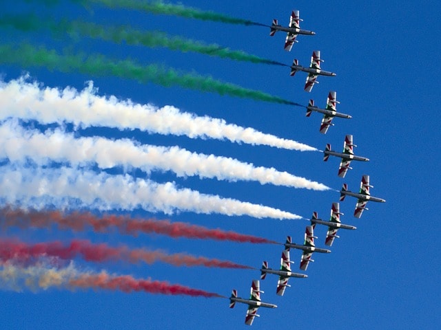 Frecce Tricolori volano formando la bandiera italiana. Quiz Festa della Repubblica.