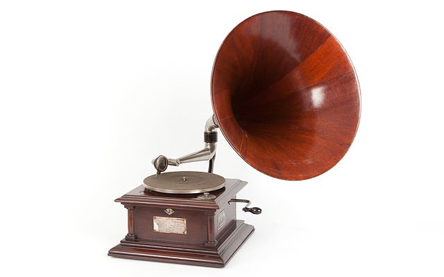 Grammofono a disco Victor IV di colore marrone.