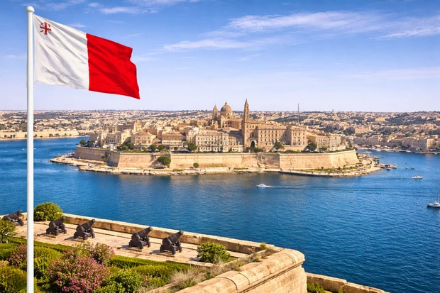 Grand Harbour da Upper Barrakka Gardens a La Valletta, capitale di Malta, con le fortificazioni storiche