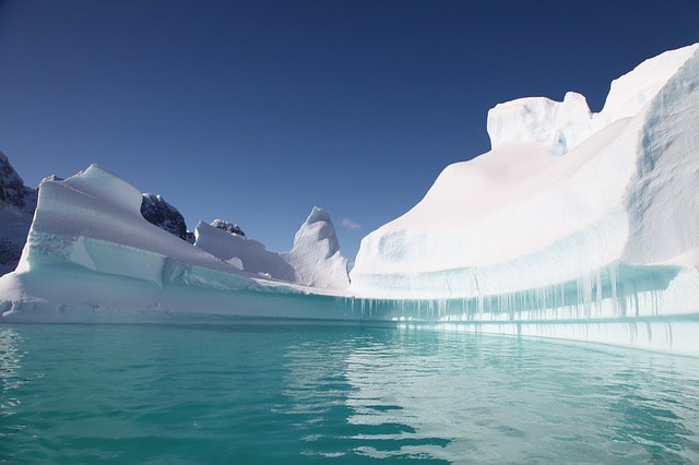 Iceberg al polo sud, oceano, montagna, freddo.