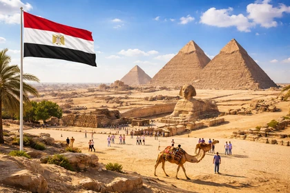 Le piramidi di Giza vicino al Cairo, capitale dell’Egitto, con la Sfinge e la bandiera nazionale