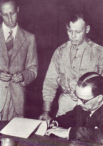 Firma dell'armistizio tra l'Italia e le potenze alleate. Cassibile (Siracusa) 3 settembre 1943.