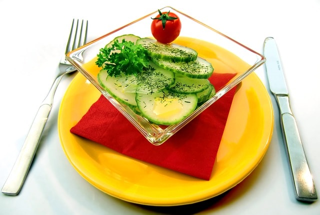 Un piatto d'insalata, pomodori, cetrioli, vegetariano, vitamine.