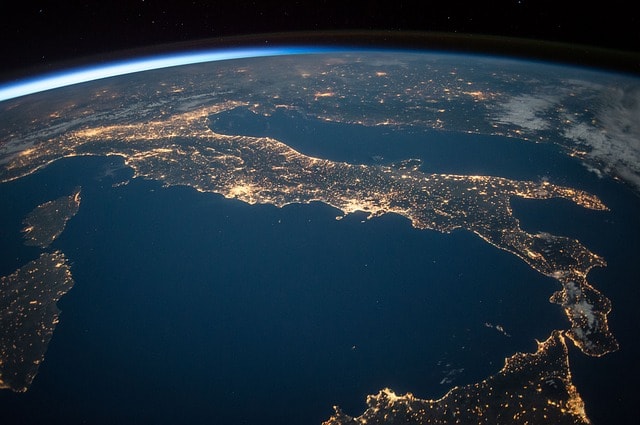 Italia di notte vista dalla stazione spaziale internazionale.