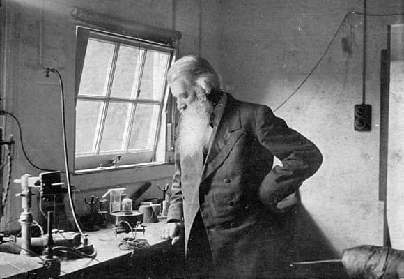 Joseph Wilson Swan l'inventore della lampadina a incandescenza nel suo laboratorio.