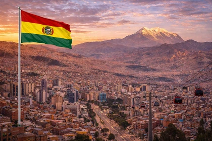 La Paz, capitale della Bolivia, con il monte Illimani, la città ad alta quota e la bandiera nazionale