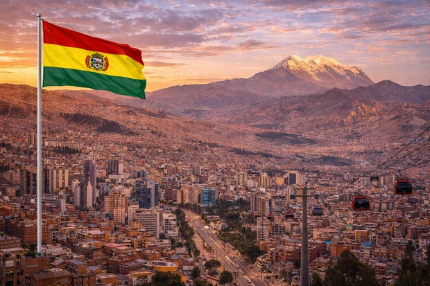 La Paz, capitale della Bolivia, con il monte Illimani, la città ad alta quota e la bandiera nazionale