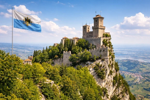 Capitale della Repubblica di San Marino con Le Tre Torri sul Monte Titanole, mura medievali e bandiera