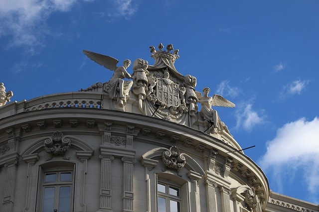 Lo stemma della Spagna tenuto da due angeli, Madrid, palazzo.