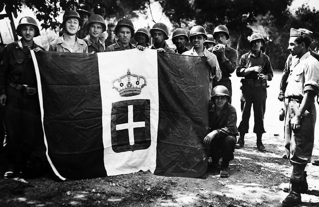 Soldati italiani con la bandiera del regno d'Italia 1943