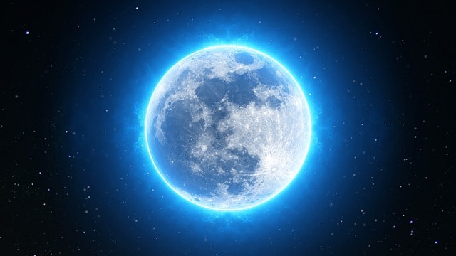 Luna piena brillante con un'aura blu. Notte, spazio, grande.