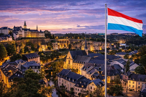 Lussemburgo, capitale del Lussemburgo, con il centro storico, la valle dell’Alzette e la bandiera nazionale