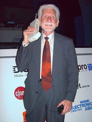 Martin Cooper, l'inventore del telefono cellulare, con un prototipo DynaTAC del 1973. (Fotografia del 2007)