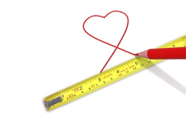 Misurazione di un cuore disegnato, giallo, rosso. Quiz Unità di misura.