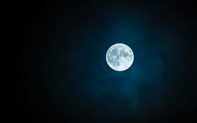 Luna piena, notte, blu scuro. Quiz Luce.