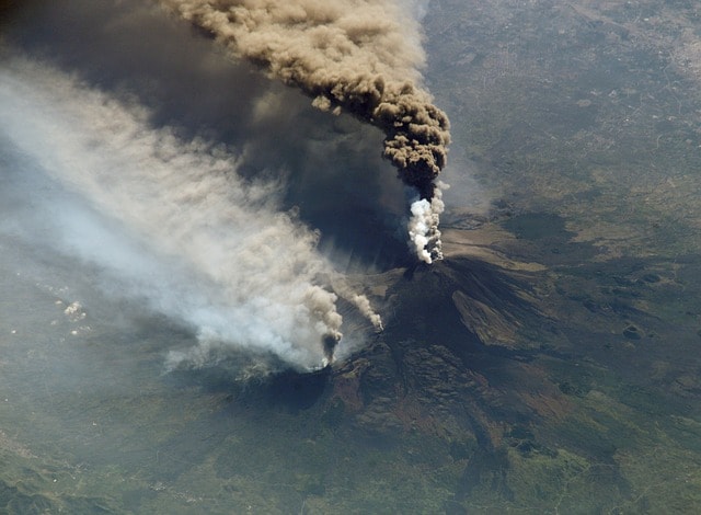 Eruzione vulcanica, nuvola di fumo, vulcano Etna nel 2002.