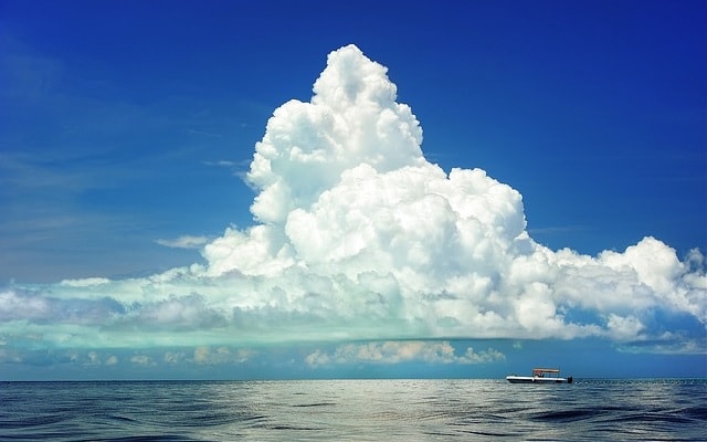 Nuvola bianca sopra il mare, barca, cumulo, oceano. Quiz Idrosfera.
