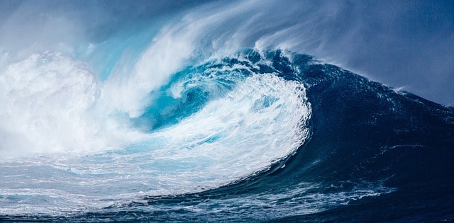 Enorme onda marina nell'oceano Pacifico. Blu, arte. Quiz Idrosfera.