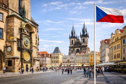 Piazza della Città Vecchia a Praga, capitale della Repubblica Ceca, con l’Orologio Astronomico ed edifici storici