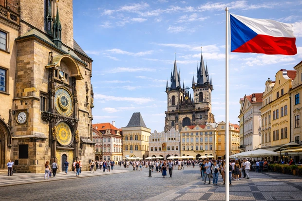 Piazza della Città Vecchia a Praga, capitale della Repubblica Ceca, con l’Orologio Astronomico ed edifici storici