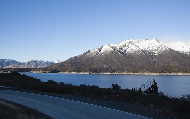 Paesaggio di montagna, fiume, ghiacciai, cielo blu, strada. Quiz Idrosfera.