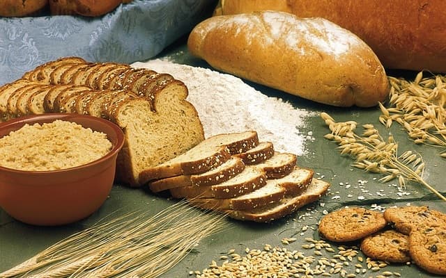 Pane, farina, cereali, biscotti, alimenti ricchi di carboidrati.