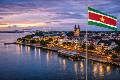 Paramaribo, capitale del Suriname, con il lungofiume, il ponte Jules Wijdenbosch e la bandiera nazionale.