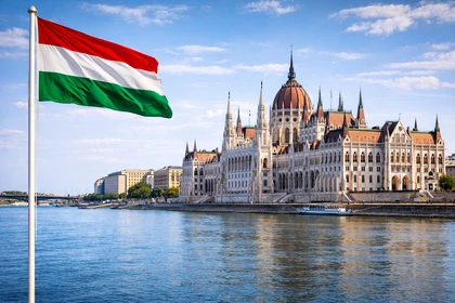 Parlamento di Budapest lungo il fiume Danubio, capitale dell’Ungheria, con la bandiera nazionale