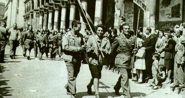 Partigiani sfilano per le strade di Milano, liberazione, resistenza.