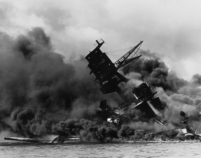 Attacco giapponese alla flotta degli Stati Uniti a Pearl Harbor, navi distrutte.
