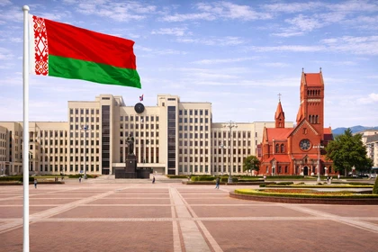 Piazza dell’Indipendenza a Minsk, capitale della Bielorussia, Casa del Governo e Chiesa dei Santi Simone ed Elena