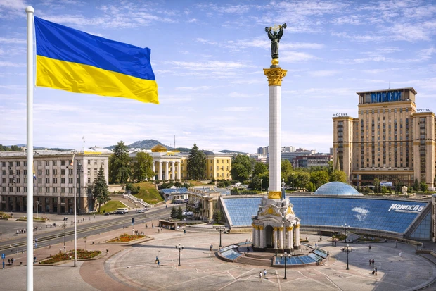 Piazza dell’Indipendenza a Kyiv, capitale dell’Ucraina, con il Monumento e gli edifici circostanti