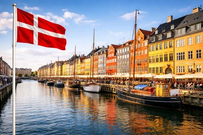 Porto di Nyhavn a Copenaghen, capitale della Danimarca, con le caratteristiche case colorate affacciate sul canale
