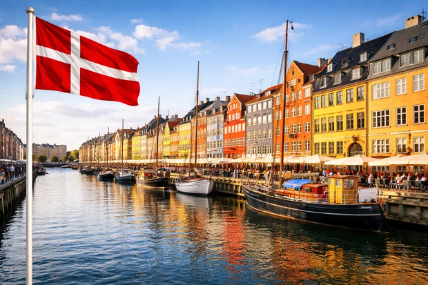 Porto di Nyhavn a Copenaghen, capitale della Danimarca, con le caratteristiche case colorate affacciate sul canale