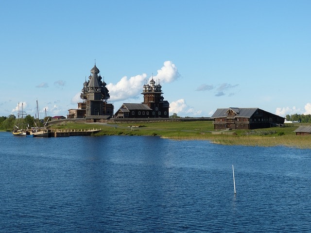 Lago Ladoga in Russia, cattedrali, casa, barca.