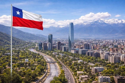 Santiago del Cile, capitale del Cile, con skyline moderno, la Cordigliera delle Ande e la bandiera nazionale