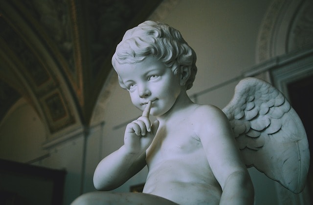 Scultura in marmo di un angelo. Quiz Litosfera.