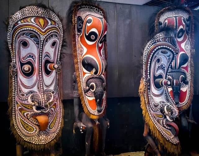 Sculture in legno della Nuova Guinea, maschere, colori.