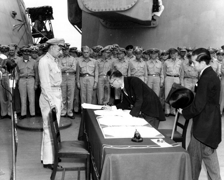 Shigemitsu firma la resa del Giappone sulla nave USS Missouri (BB-63), 2 settembre1945.