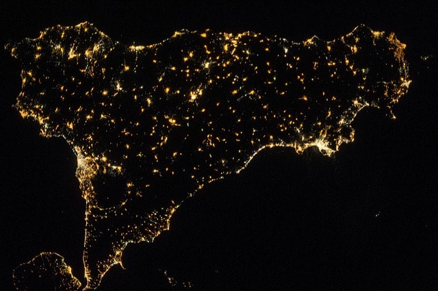 La sicilia fotografata di notte dalla stazione spaziale internazionale.