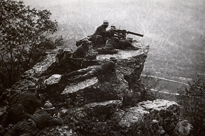 Soldati italiani posizionati sul Monte Grappa durante la battaglia di Vittorio Veneto, Prima guerra mondiale
