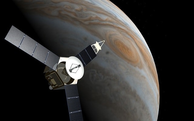 Sonda spaziale in orbita vicino a Giove. Ricerca, spazio, tecnologia, macchia rossa, tempesta.