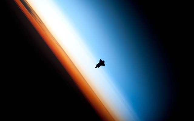 Space shuttle orbitante nell'atmosfera terrestre. Fotografia della NASA.